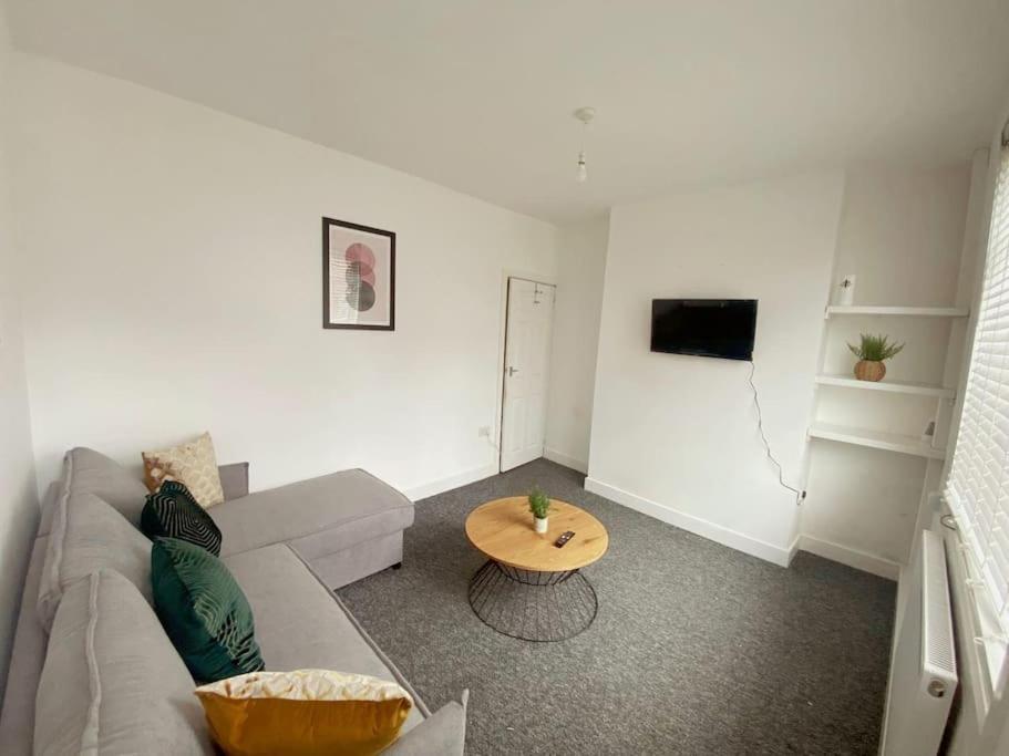 3-Bed Home From Home, Sleeps 6, Great For Contractors, Close To Gulliver'S Valley Theme Park, Free Parking, Hot Tub, Couple Retreat Sheffield Extérieur photo