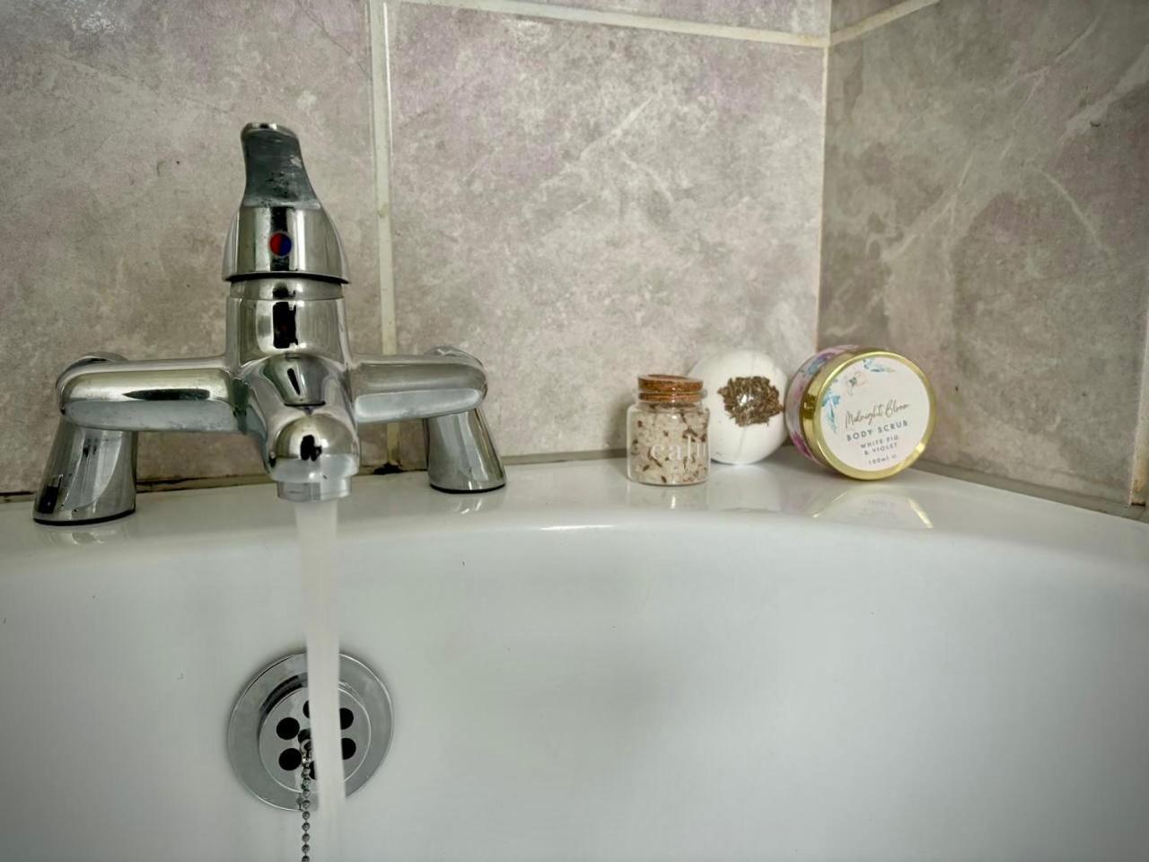 3-Bed Home From Home, Sleeps 6, Great For Contractors, Close To Gulliver'S Valley Theme Park, Free Parking, Hot Tub, Couple Retreat Sheffield Extérieur photo
